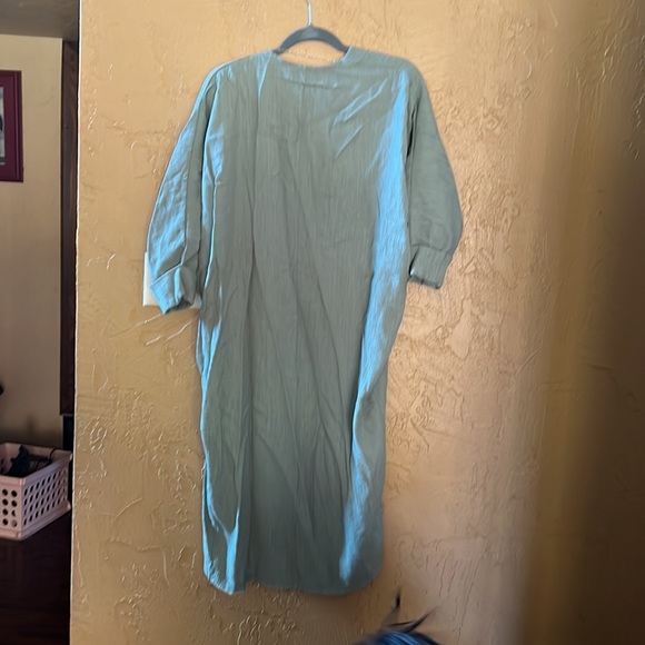 Light green cardigan that can be worn casually or dressed up. - Picture 2 of 2